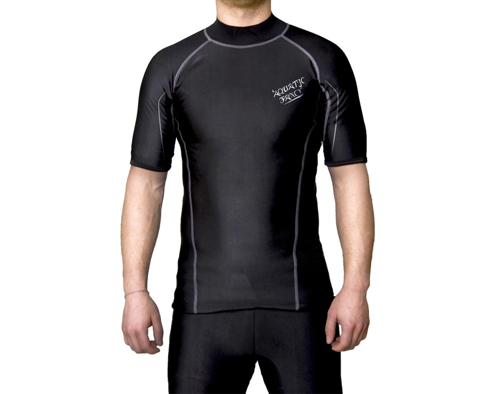 Gli uomini mettono la protezione in cortocircuito UV UPF 50+ di Sun della guardia della manica della camicia impetuosa di nuotata fornitore